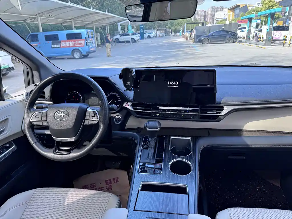 Toyota Sienna — миниатюра 9