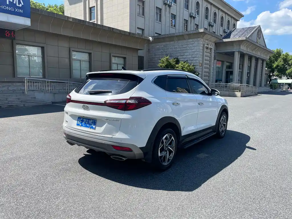 MODERN TUCSON