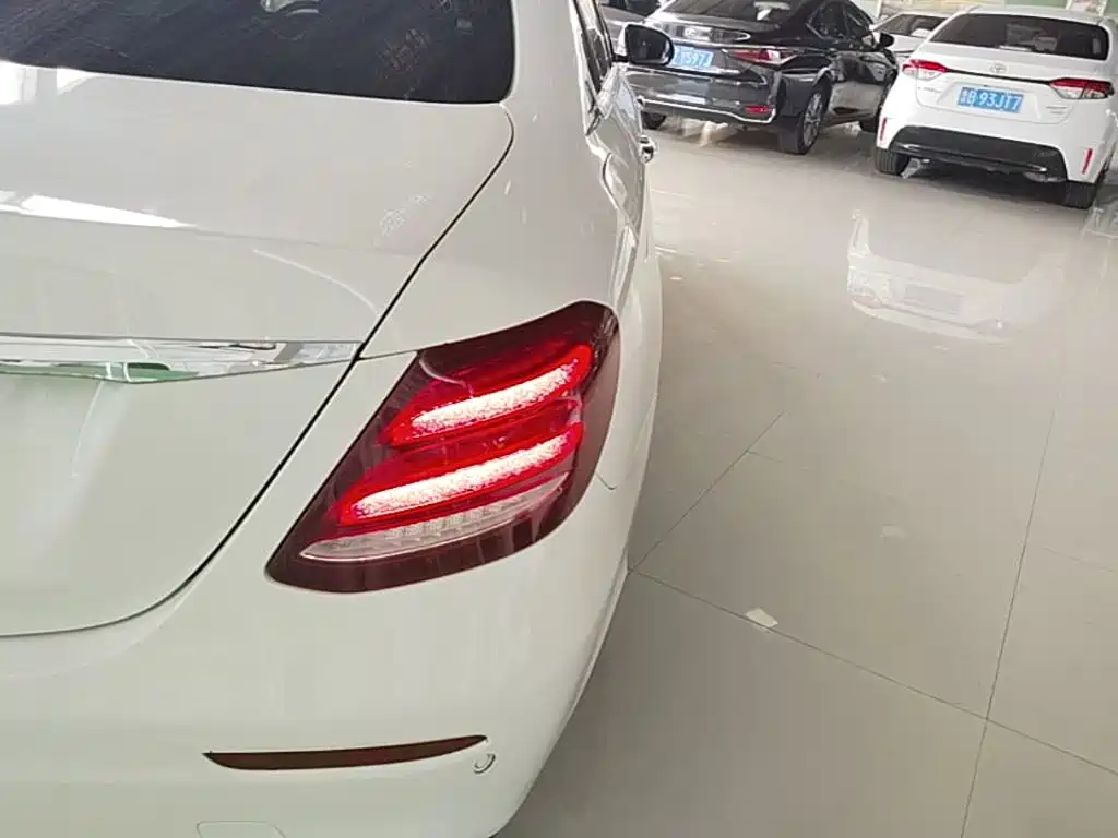 Mercedes-Benz E-Class — миниатюра 8