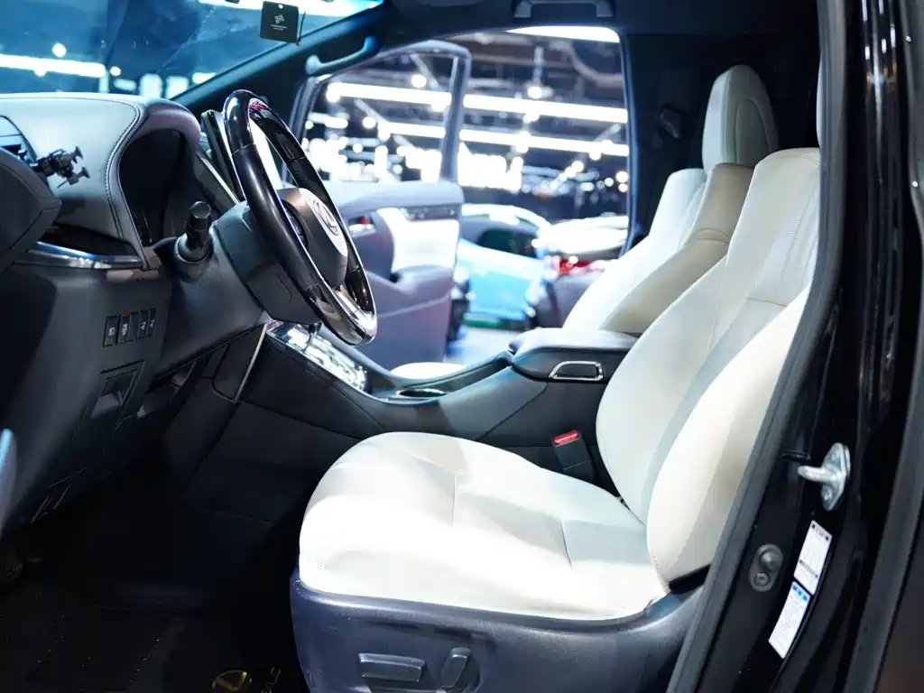 Lexus LM — миниатюра 11