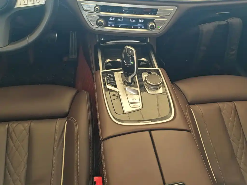 BMW 7 Series — миниатюра 14
