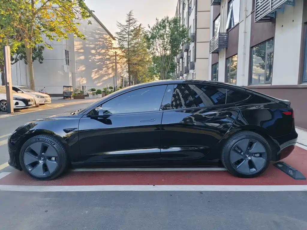Tesla Model 3 — миниатюра 8