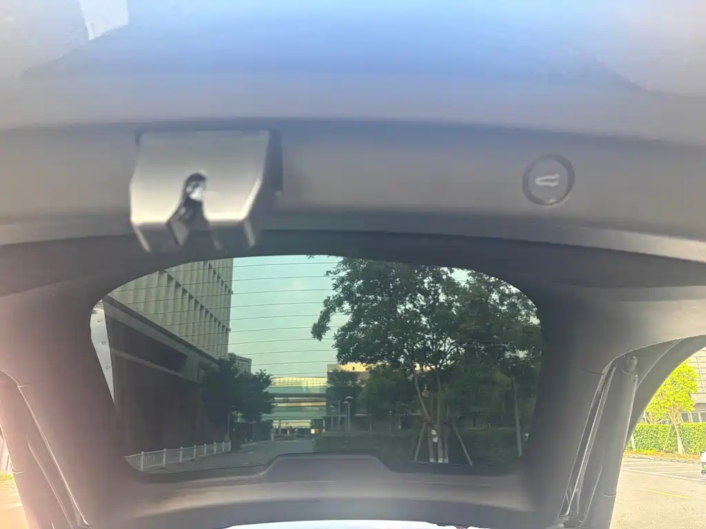 Tesla Model Y — миниатюра 16
