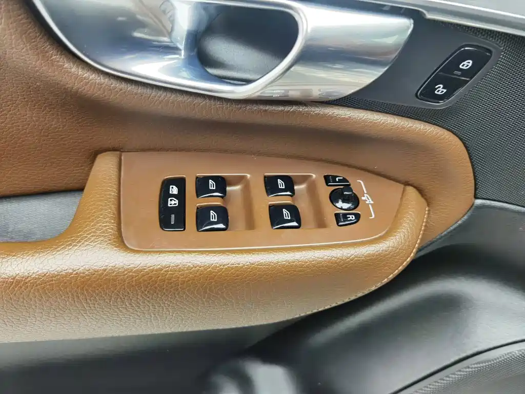 Volvo XC90 — миниатюра 9