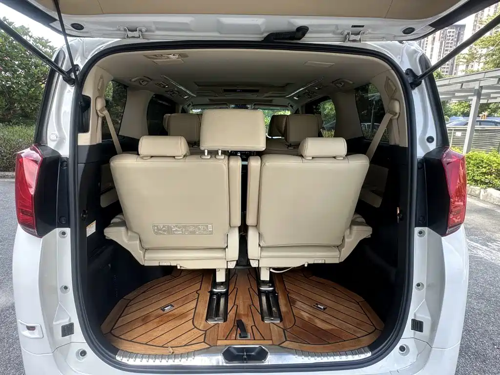 Toyota Alphard — миниатюра 13