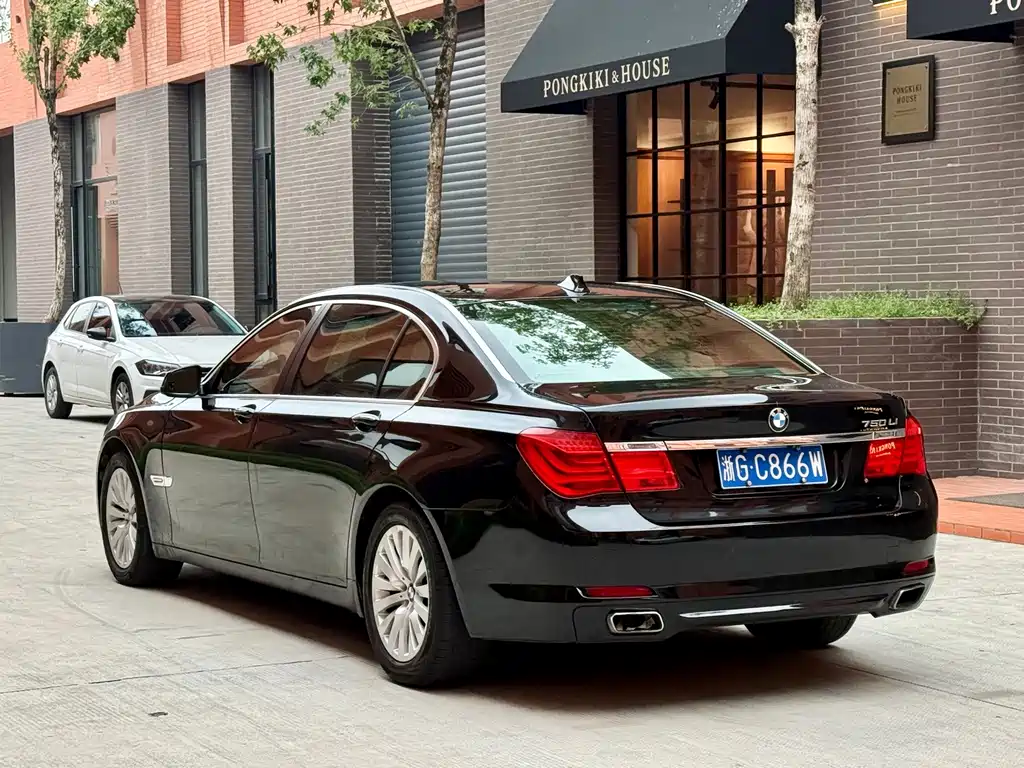 BMW 7 Series — миниатюра 6