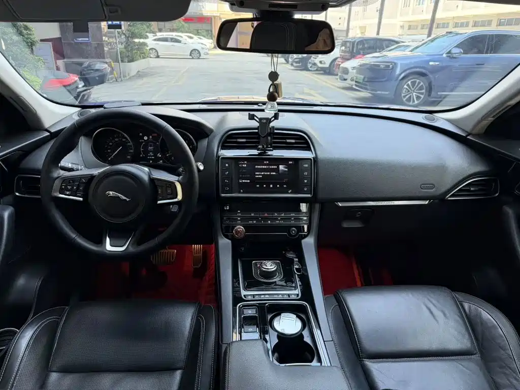 Jaguar F-PACE — миниатюра 5