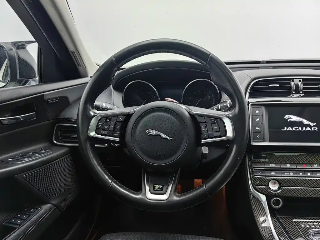 Jaguar XE — миниатюра 11