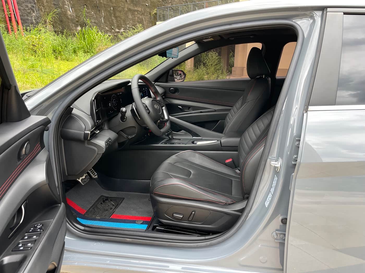 Hyundai Elantra 1.4 л 2022 г. Серебристо-серый, пробег 43000 км