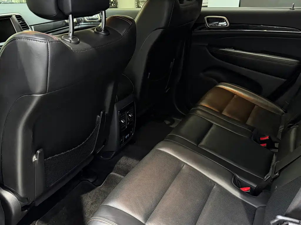 Jeep Grand Cherokee (Import) — миниатюра 9