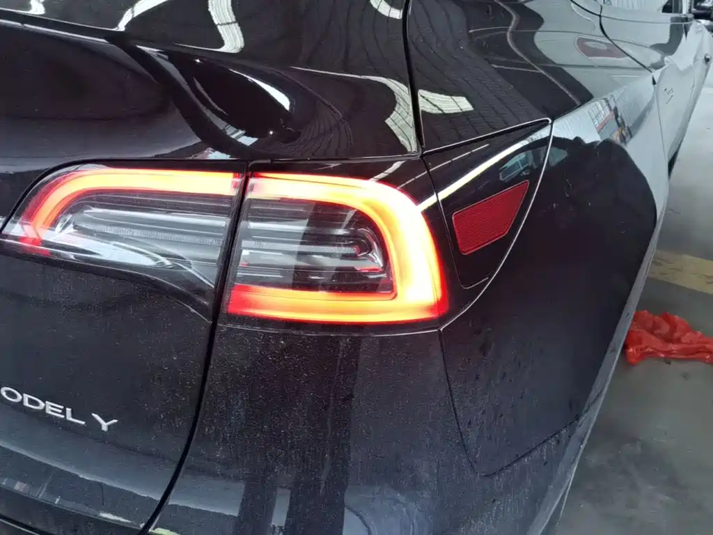 Tesla Model Y — миниатюра 8