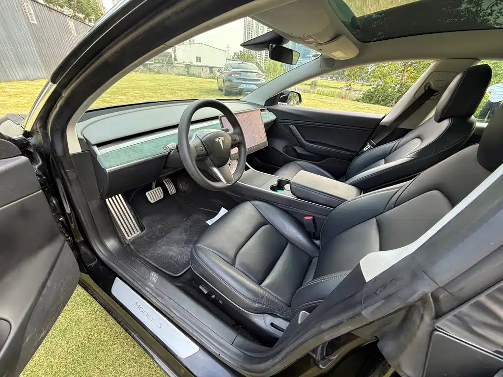 Tesla Model 3 — миниатюра 7