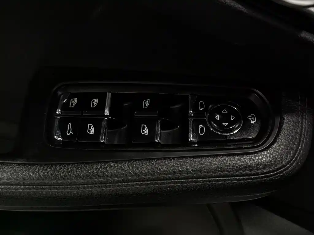 Porsche Macan — миниатюра 9