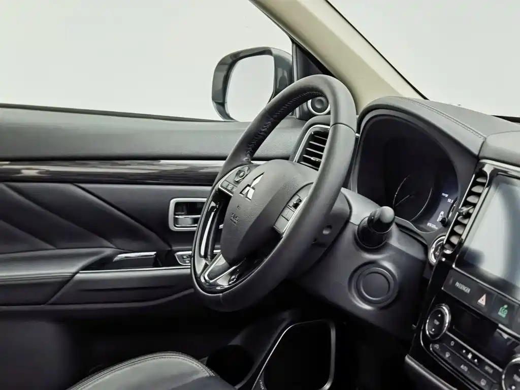 Mitsubishi Outlander — миниатюра 22