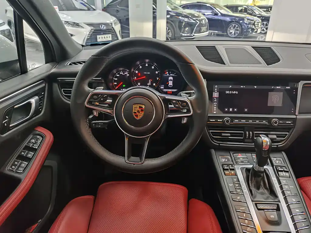 PORSCHE MACAN