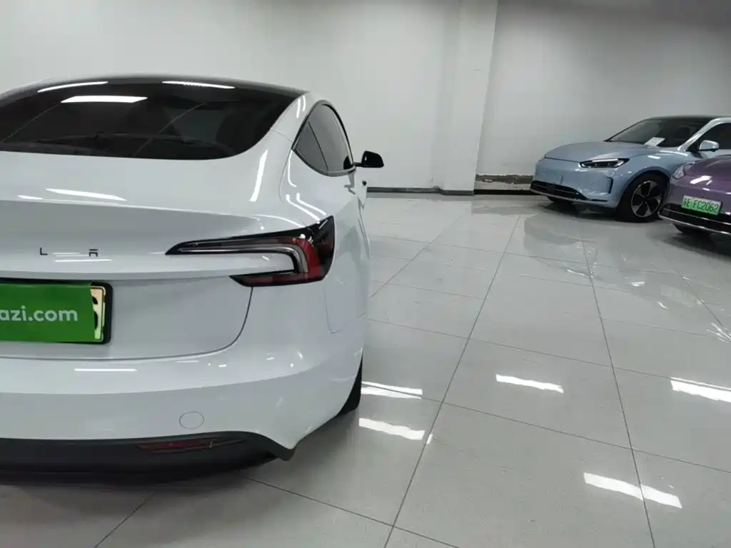 Tesla Model 3 — миниатюра 8