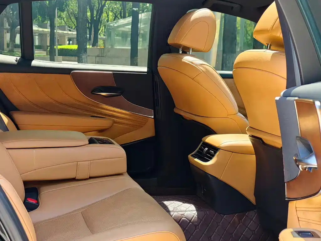 Lexus LS — миниатюра 6