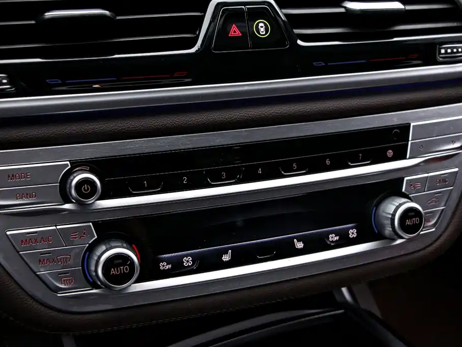 BMW 7 Series — миниатюра 9