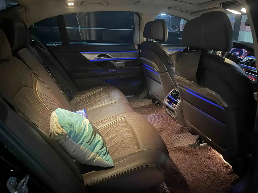 BMW 7 Series — миниатюра 4