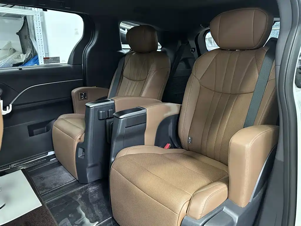Toyota Sienna — миниатюра 21