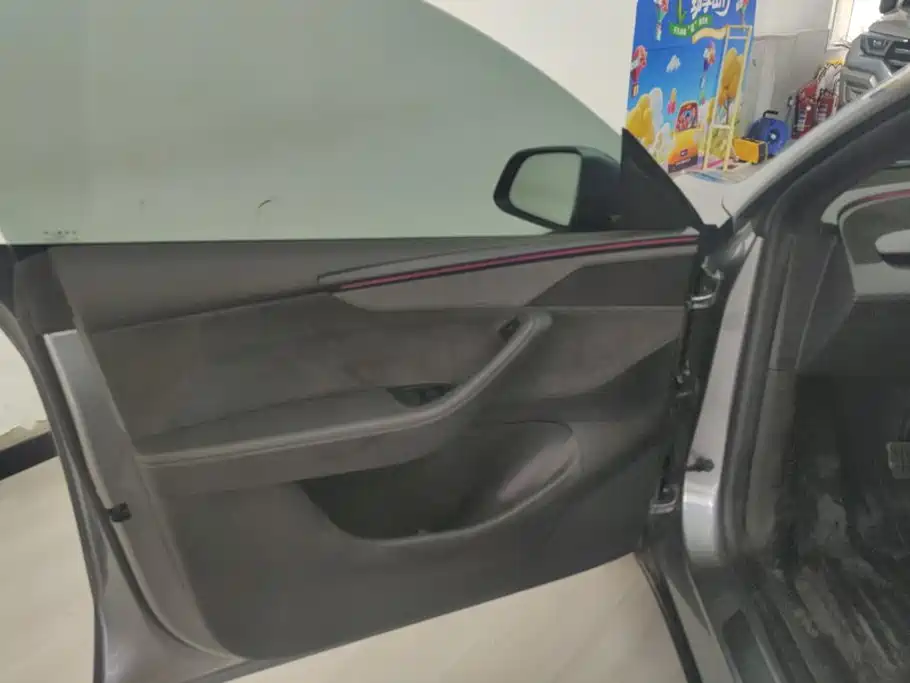 Tesla Model Y — миниатюра 7