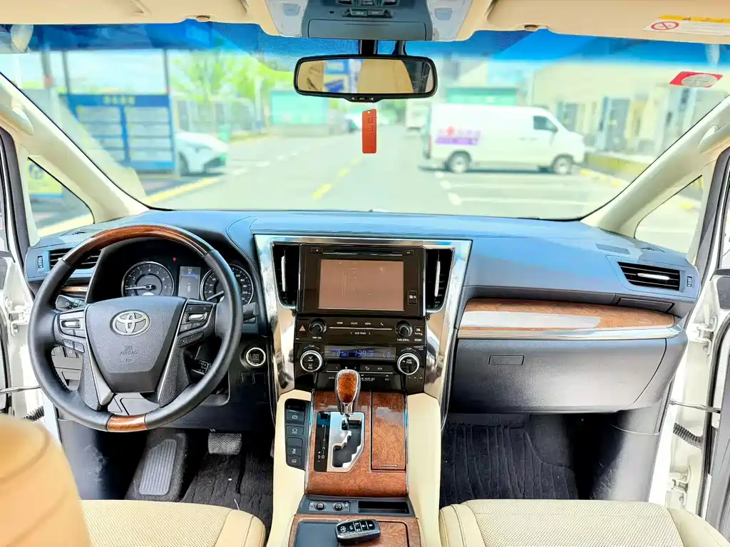Toyota Alphard — миниатюра 5