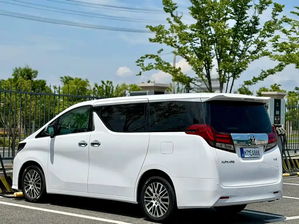 Toyota Alphard — миниатюра 7