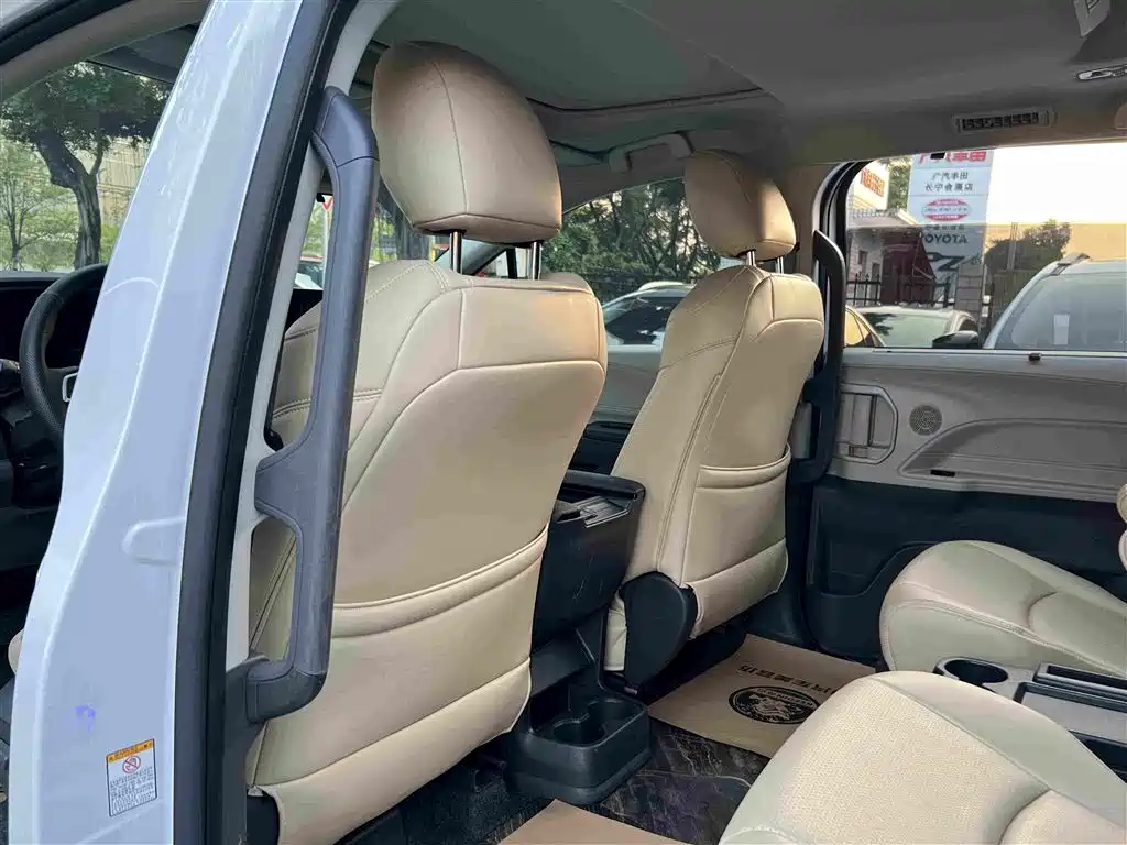 Toyota Sienna — миниатюра 17