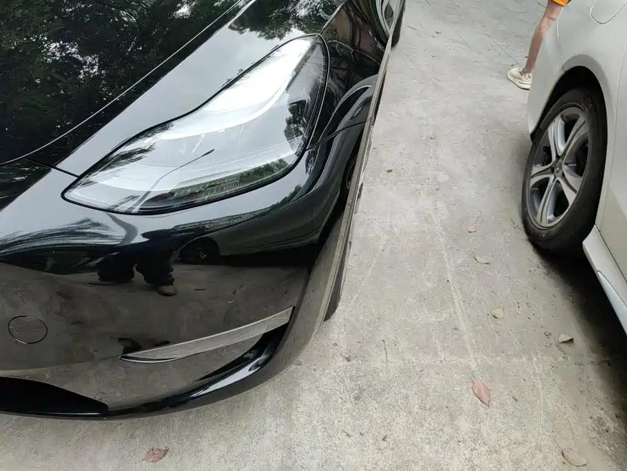 Tesla Model Y — миниатюра 5
