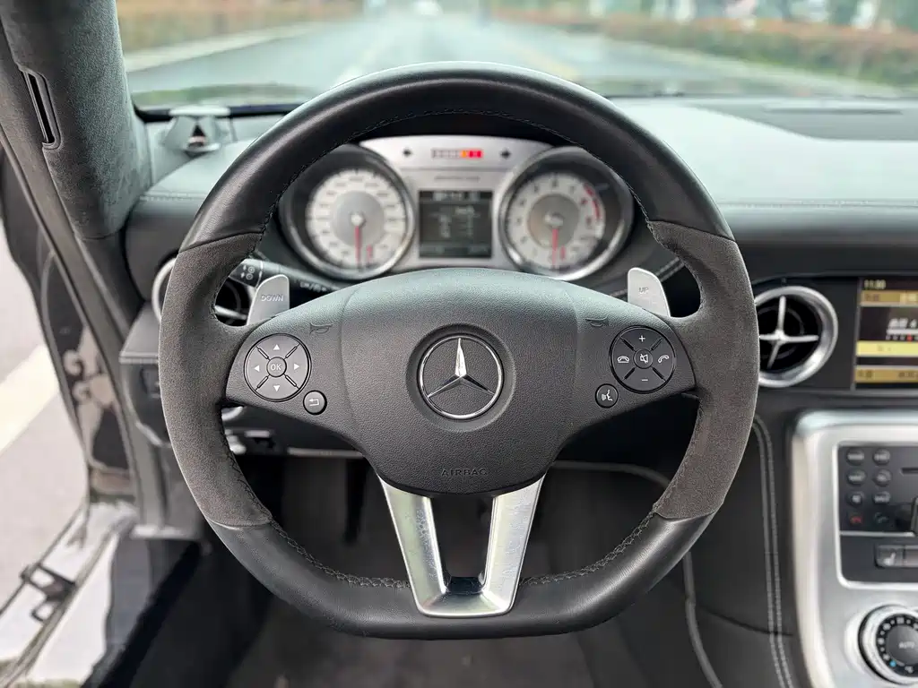 Mercedes-Benz SLS AMG — миниатюра 8