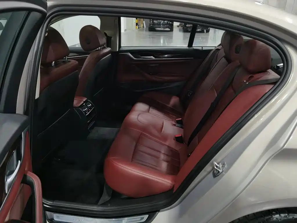 BMW 5 Series — миниатюра 15