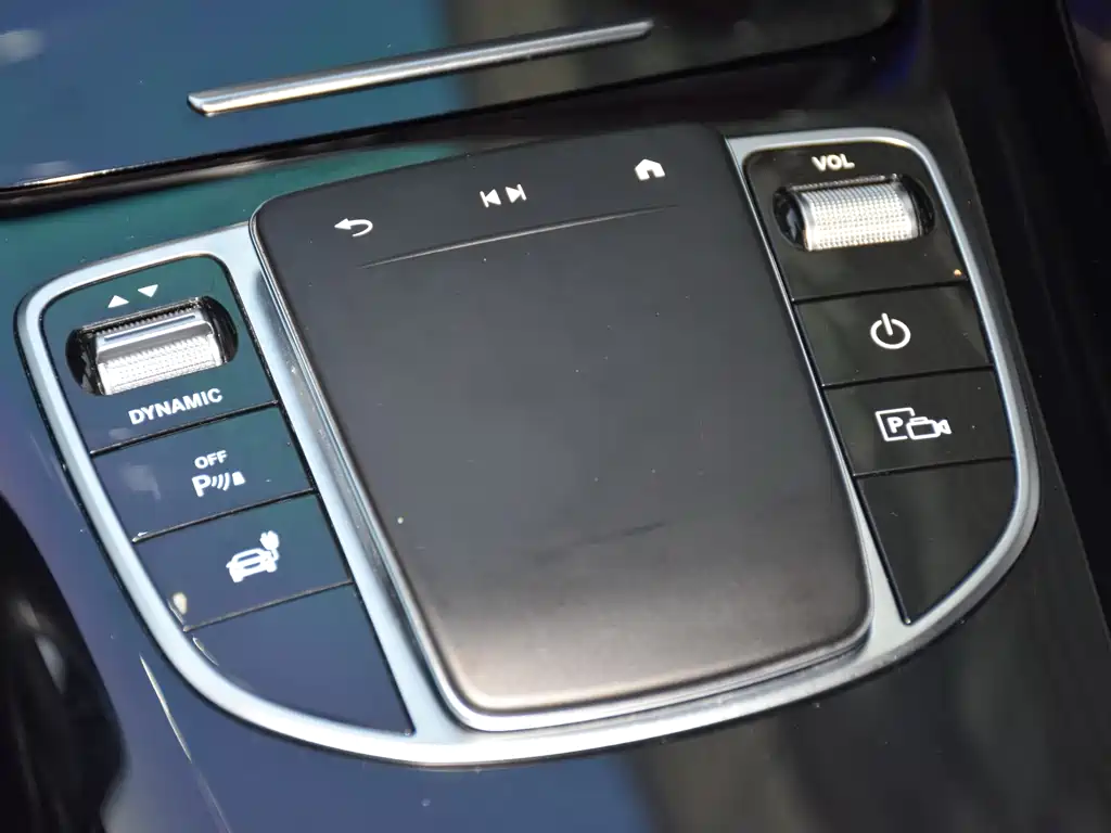 Mercedes-Benz EQC — миниатюра 14