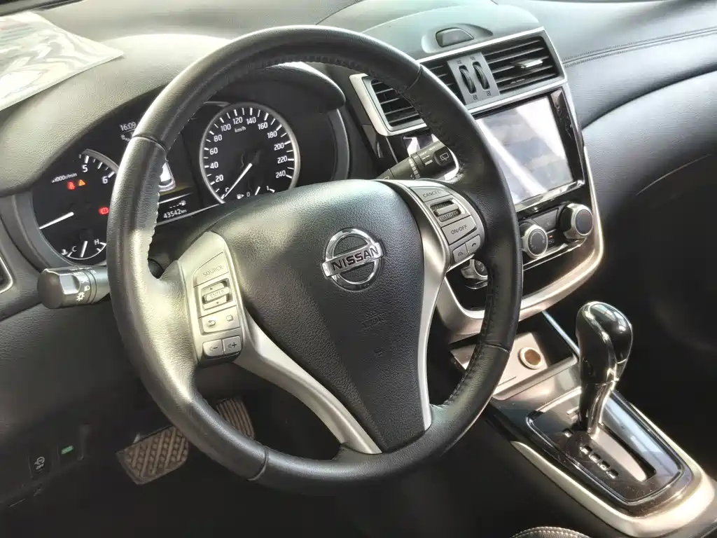 Nissan Tiida — миниатюра 8
