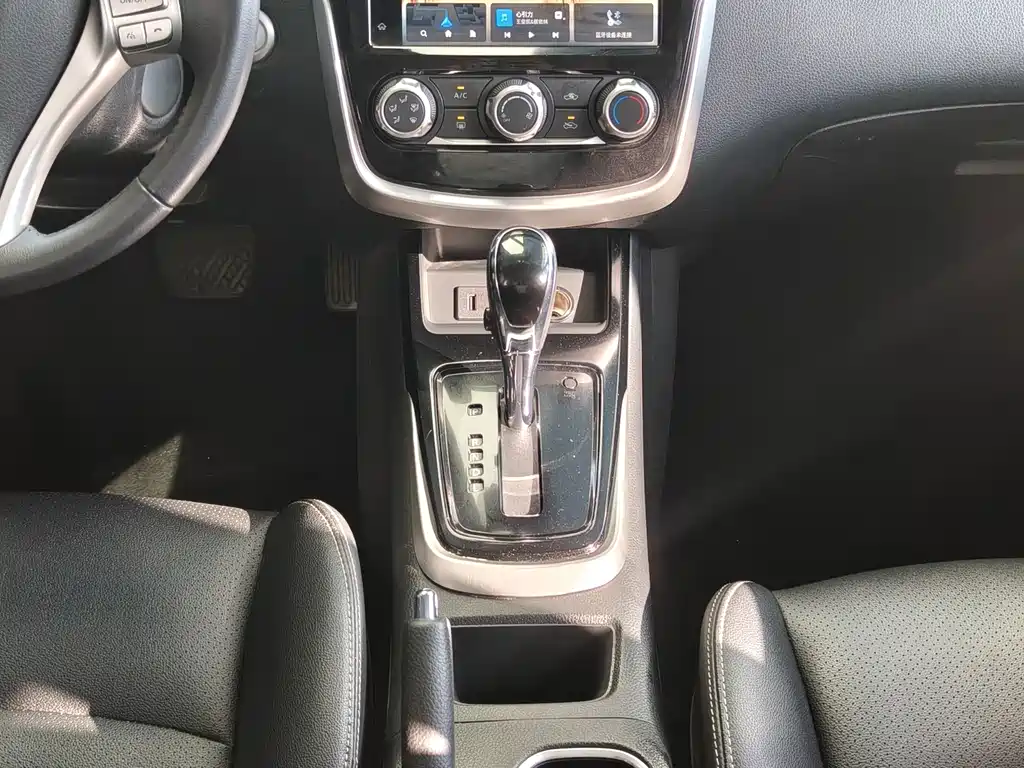 Nissan Tiida — миниатюра 12