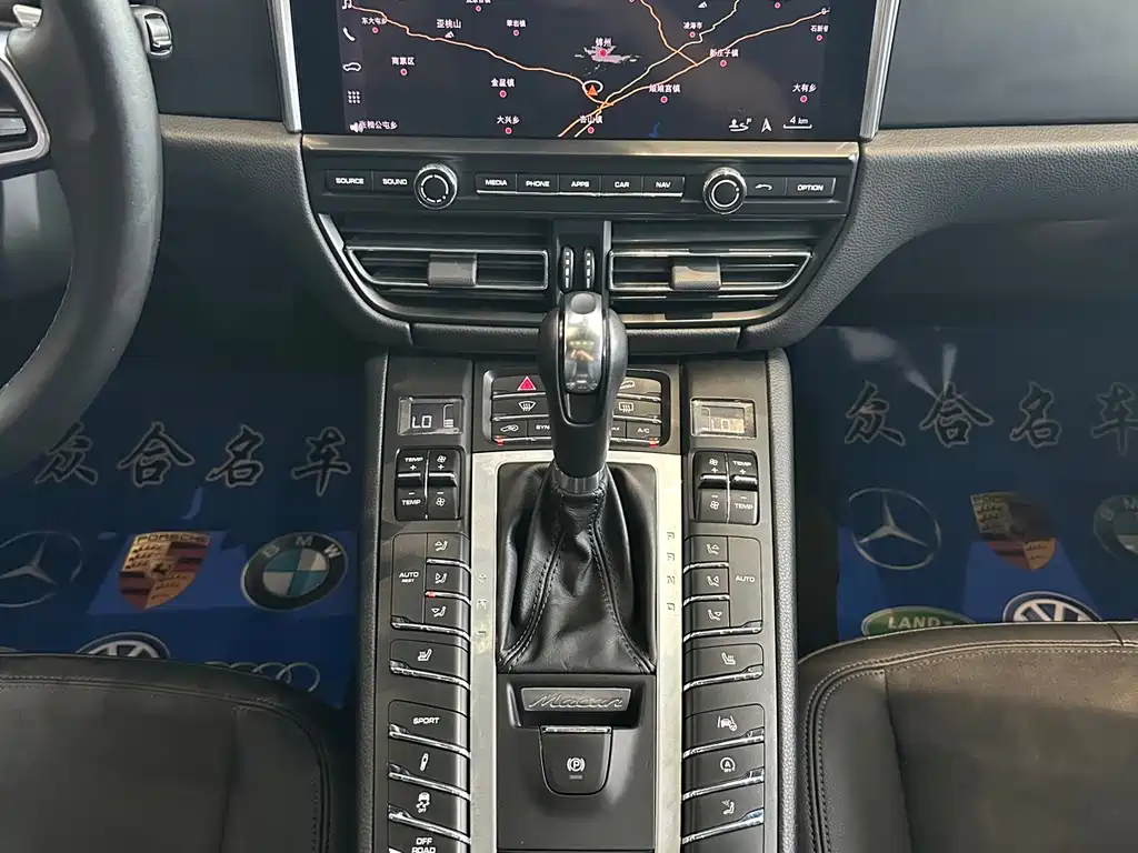PORSCHE MACAN