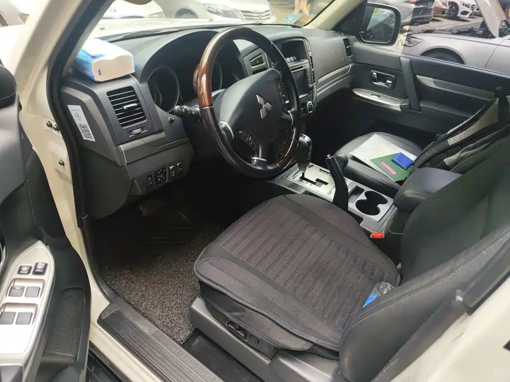 Mitsubishi Pajero (Import) — миниатюра 14