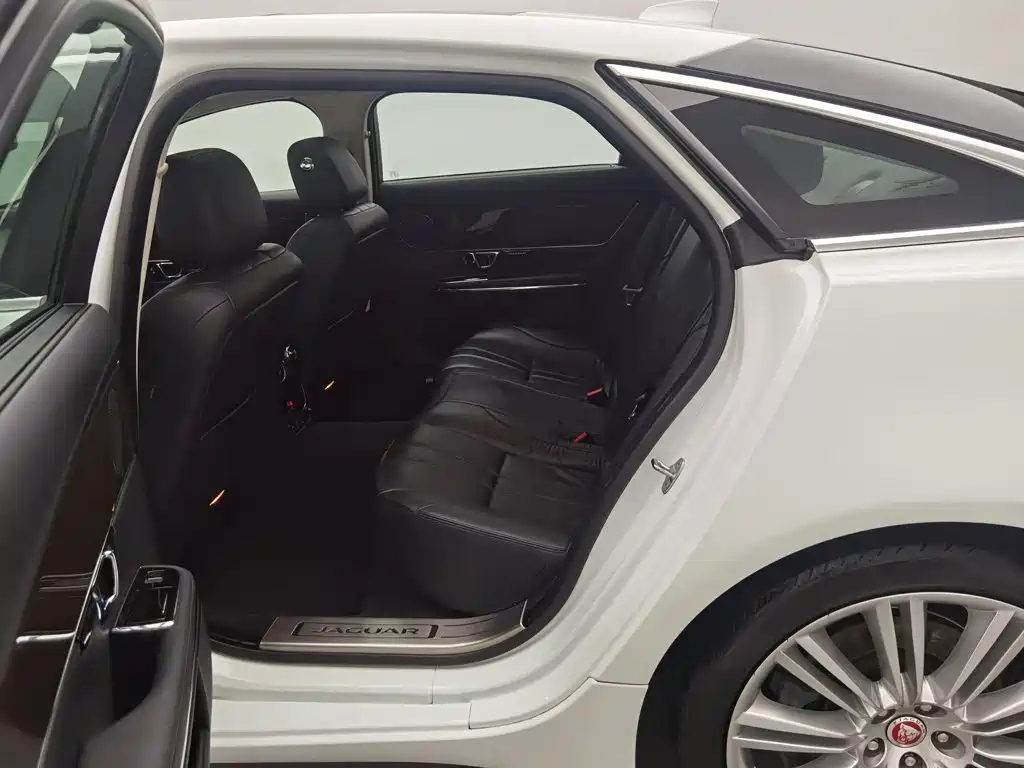 Jaguar XJ — миниатюра 15