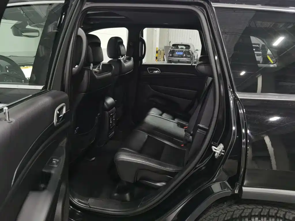 Jeep Grand Cherokee (Import) — миниатюра 15