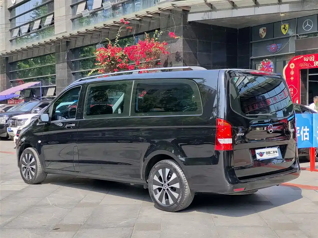 Mercedes-Benz Vito 2023 2.0T Elite 7 мест