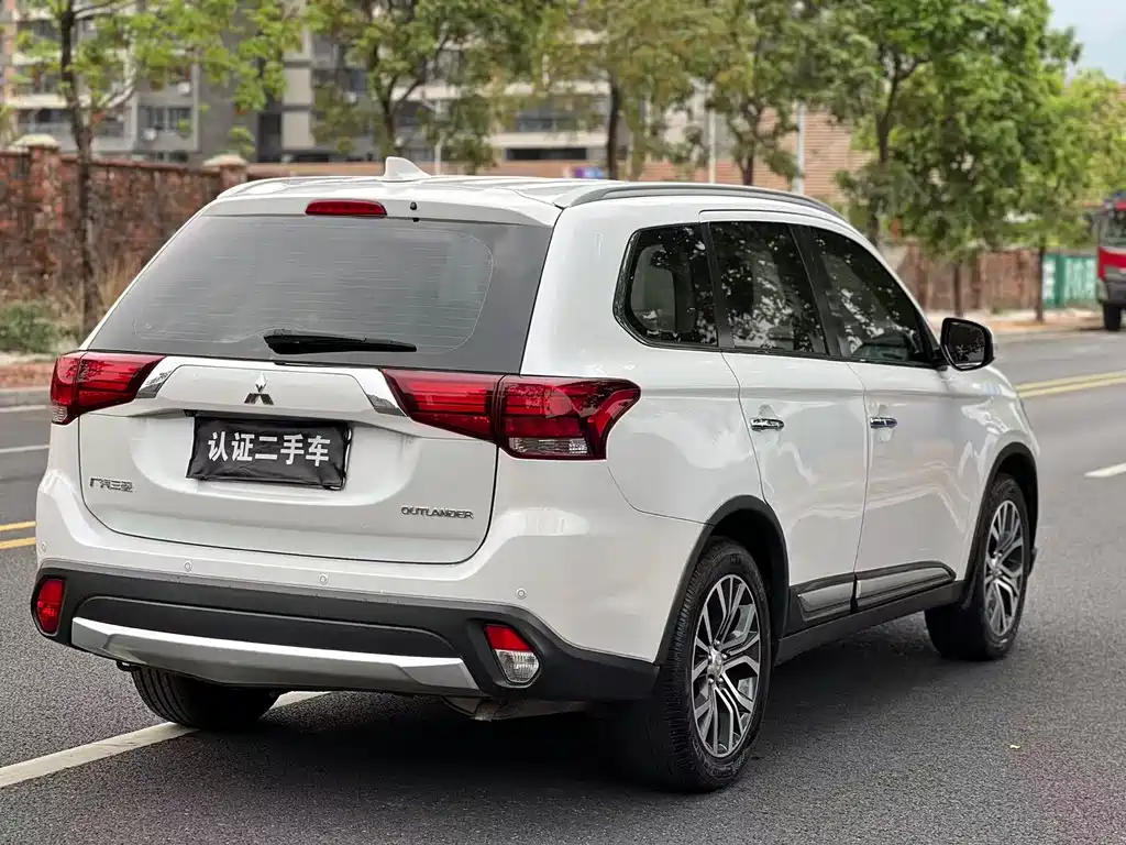 MITSUBISHI OUTLANDER