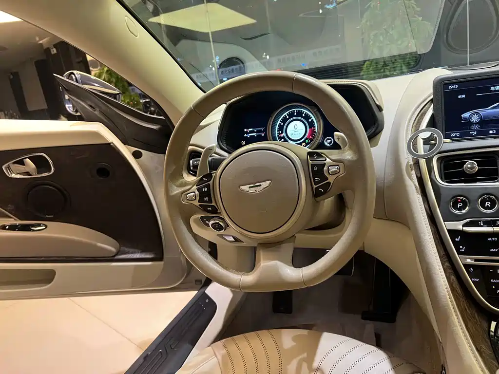 Aston Martin DB11 — миниатюра 19