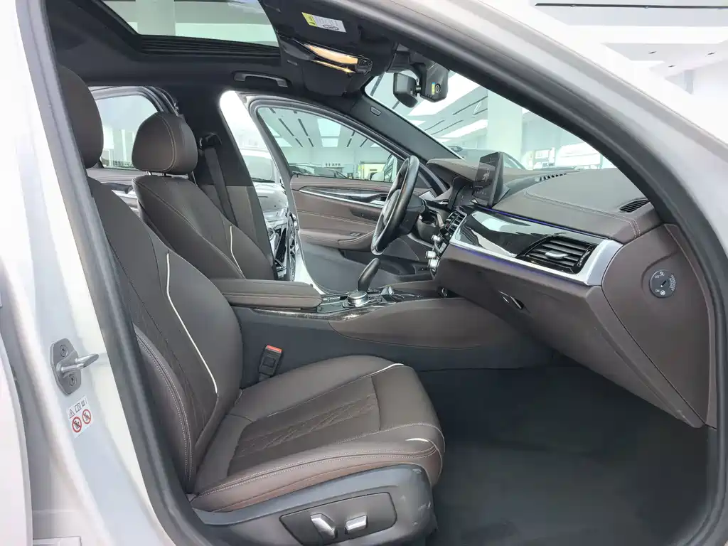 BMW 5 Series — миниатюра 12