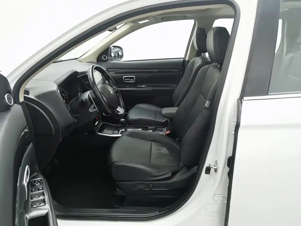 Mitsubishi Outlander — миниатюра 10