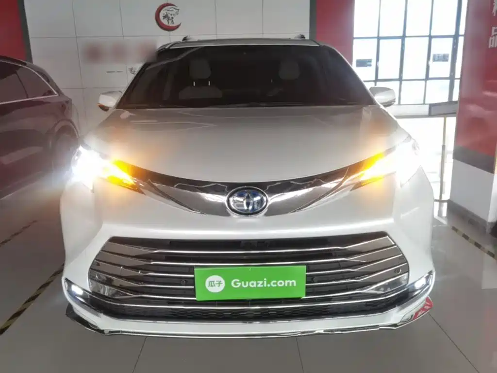Toyota Sienna — миниатюра 3