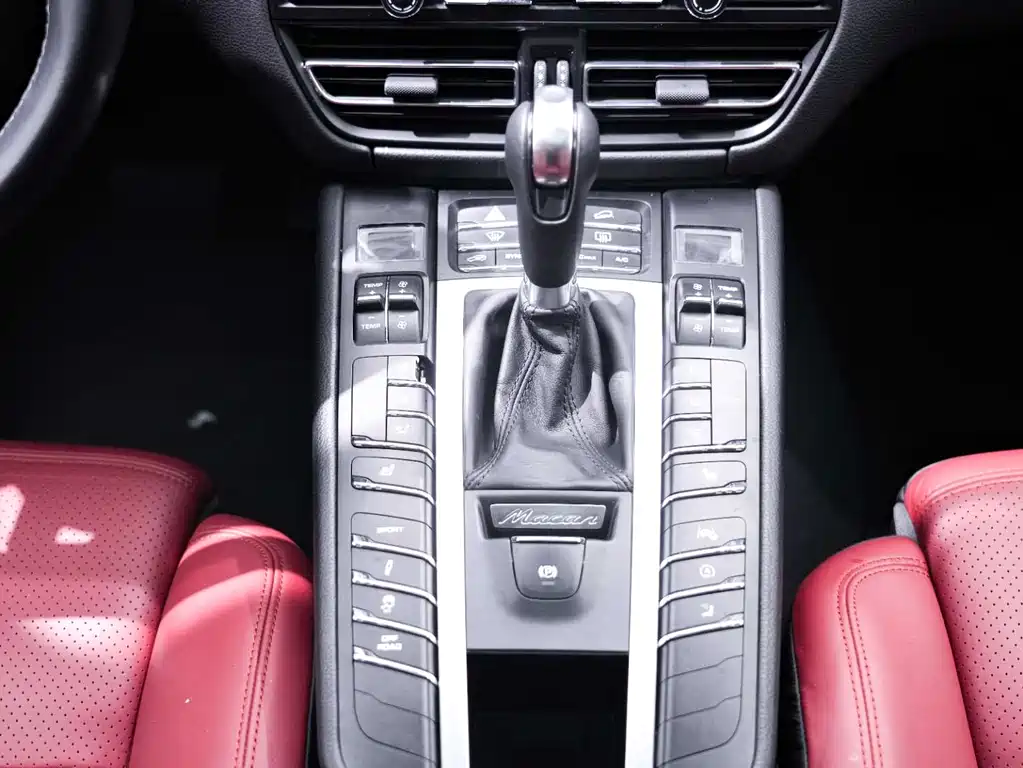 PORSCHE MACAN
