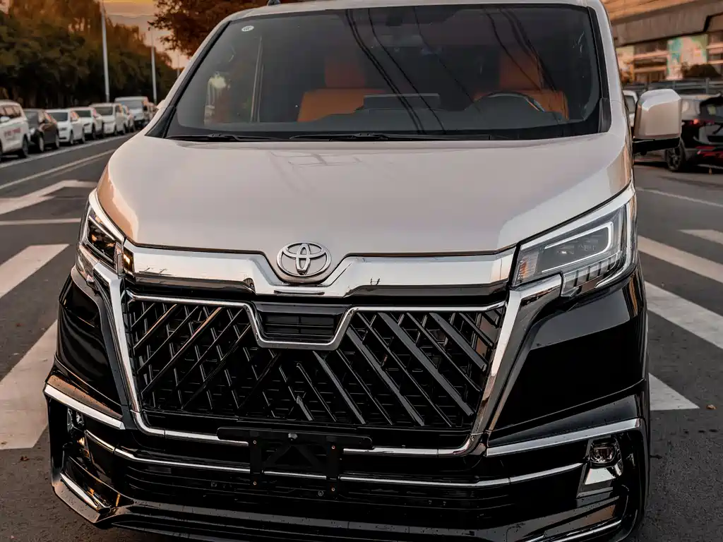 Toyota HiAce 2025 3.5L AT