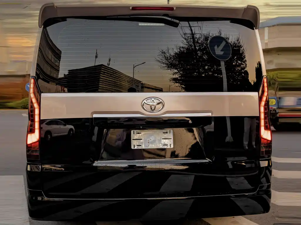Toyota HiAce 2025 3.5L AT