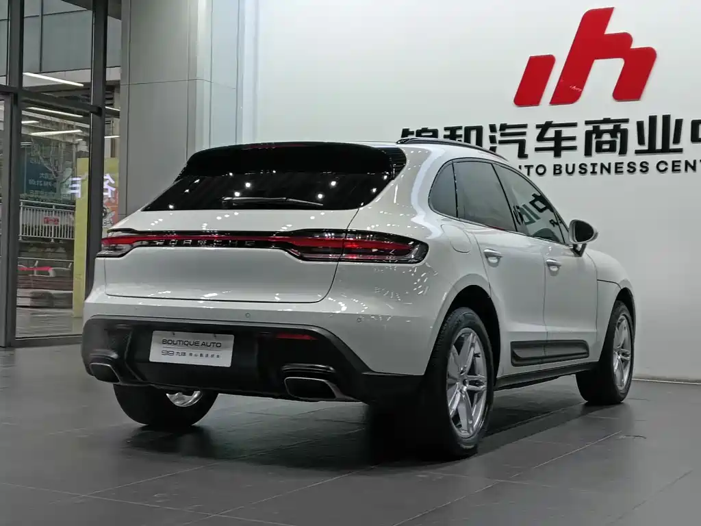 PORSCHE MACAN