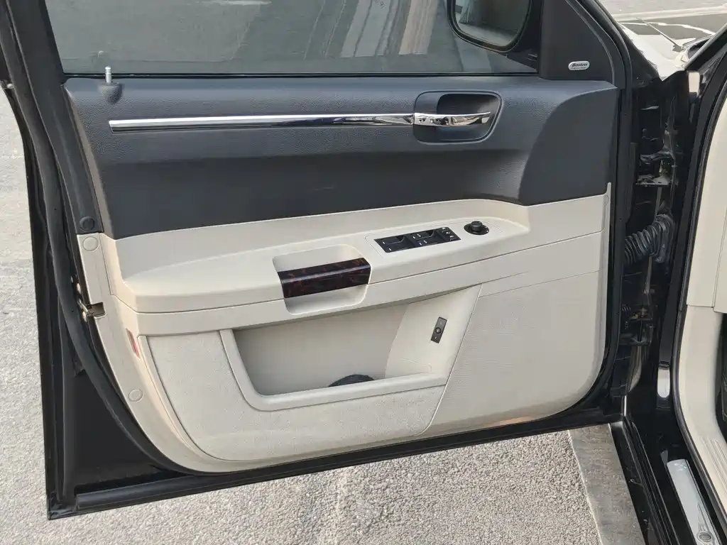 Chrysler 300C 2007 2.7L