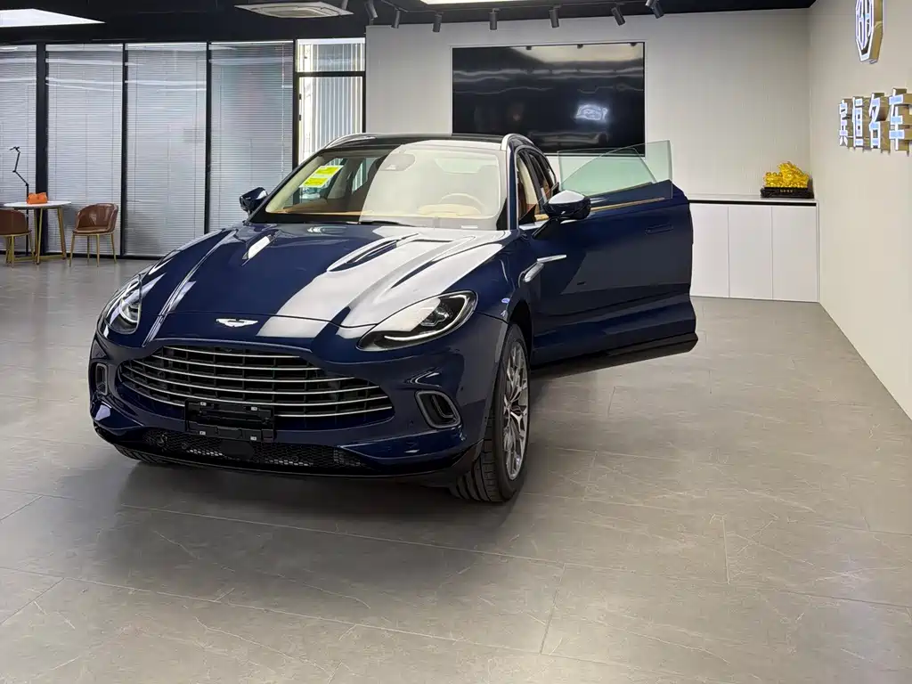 Aston Martin DBX 0